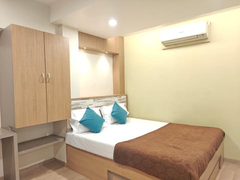 Bed, Photo of the whole room, Bedroom, wardrobe
