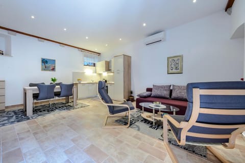 Kitchen or kitchenette, Seating area, Dining area