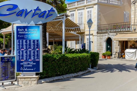 Restaurant/places to eat, Facade/entrance, Spring, Day, On site, Area and facilities