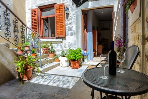 Patio, Facade/entrance