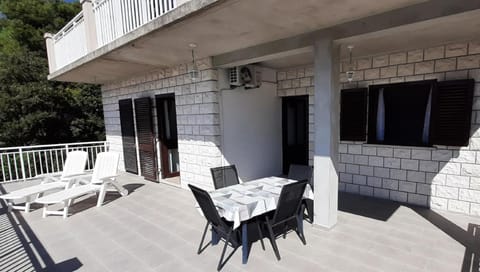 Facade/entrance, Balcony/Terrace