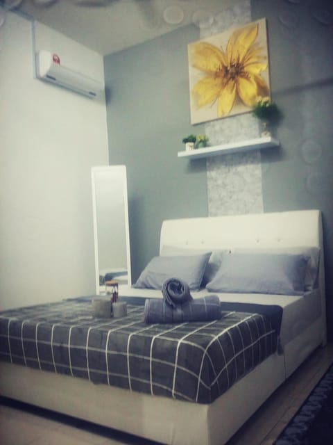 Bed, Decorative detail, Bedroom, Family