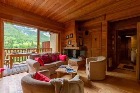 La Cabane de Serre-Chevalier, dans un esprit chalet, commune de Le Monêtier-les-Bains Apartment in La Salle-les-Alpes