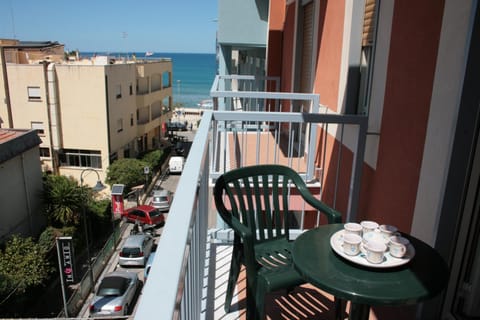 Photo of the whole room, Sea view