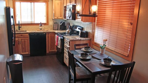 Kitchen or kitchenette, Photo of the whole room, Dining area