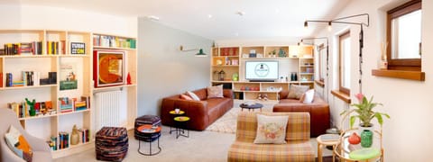 Communal lounge/ TV room, Library, TV and multimedia, Living room, Seating area