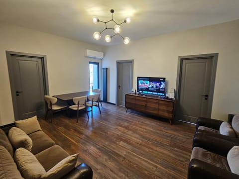 TV and multimedia, Balcony/Terrace, Living room, Seating area, Evening entertainment, Mountain view