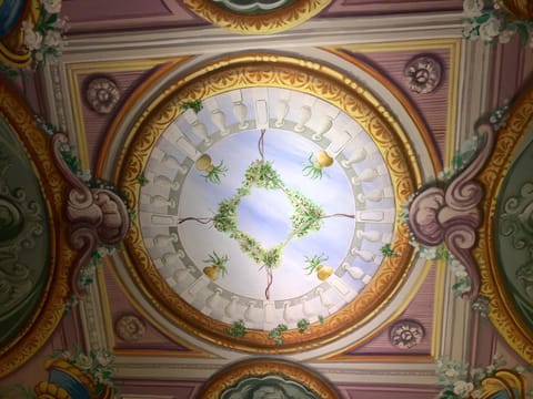 Photo of the whole room, Decorative detail