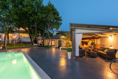 Property building, Patio, sunbed