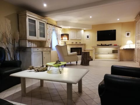 Communal lounge/ TV room, TV and multimedia, Living room, Seating area