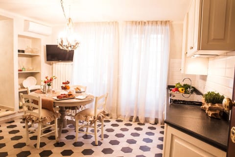 Coffee/tea facilities, Kitchen or kitchenette, Living room, Dining area