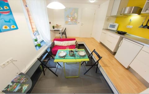 Kitchen or kitchenette, Dining area, stove