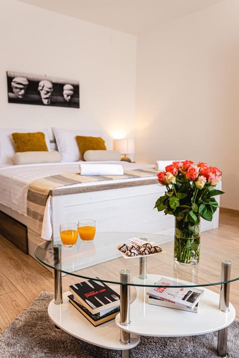 Bed, TV and multimedia, Photo of the whole room