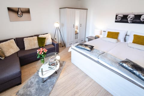 Bed, TV and multimedia, Bedroom