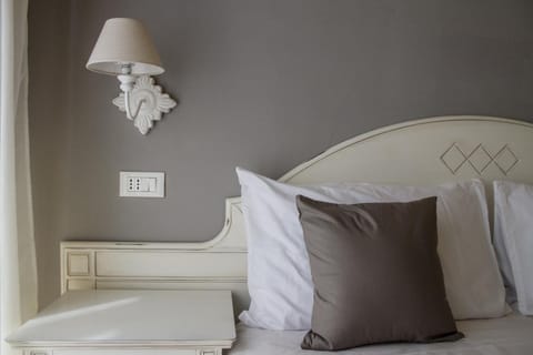 Photo of the whole room, Decorative detail