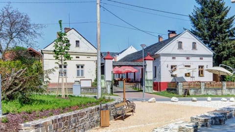 Property building, Nearby landmark, Restaurant/places to eat, Facade/entrance, Off site, Day, Neighbourhood, Summer, View (from property/room), Decorative detail, Landmark view, Area and facilities