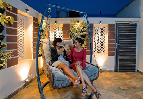 Seating area, Guests