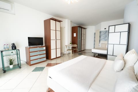 Bed, TV and multimedia, Photo of the whole room, Evening entertainment, Bedroom, wardrobe, air conditioner