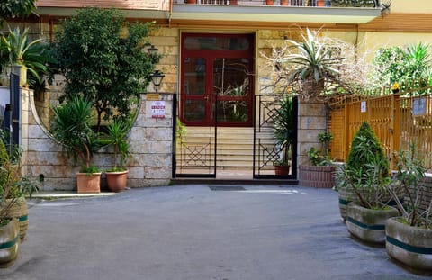 Facade/entrance
