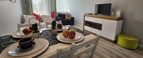 Communal lounge/ TV room, Bed, TV and multimedia, Living room, Seating area, Dining area, Evening entertainment