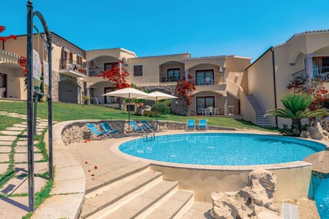 Property building, Patio, Day, Natural landscape, Summer, Garden, Balcony/Terrace, Seating area, Garden view, Pool view, Swimming pool, sunbed