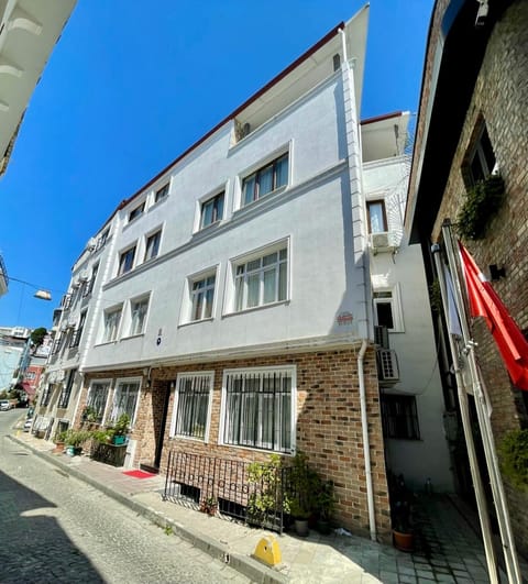 Property building, Facade/entrance, Off site, Day, Neighbourhood, Steam room, Street view
