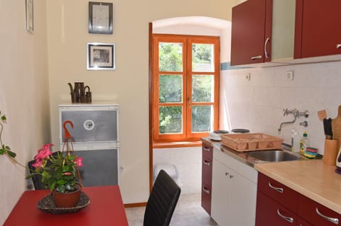 Coffee/tea facilities, Kitchen or kitchenette, Dining area, Garden view