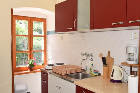 Coffee/tea facilities, Dining area, Garden view