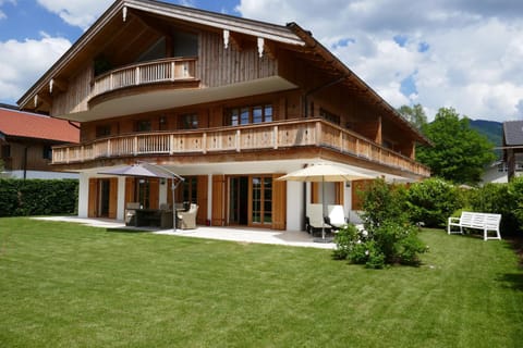 Property building, Day, Garden, Balcony/Terrace