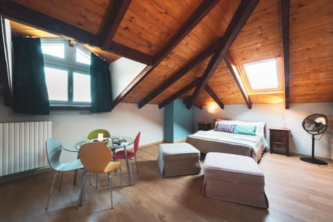 Bed, People, Bedroom, Guests, children, young children, older children, group of guests, Family