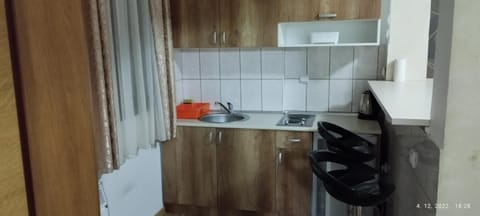 Coffee/tea facilities, Kitchen or kitchenette, stove
