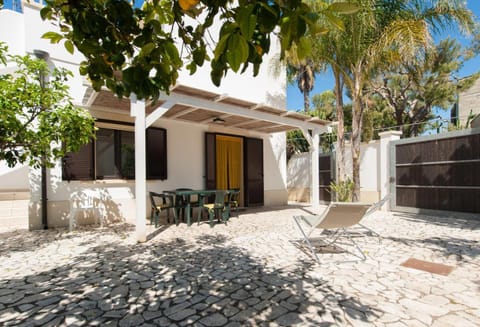Property building, Facade/entrance, Garden, Garden view