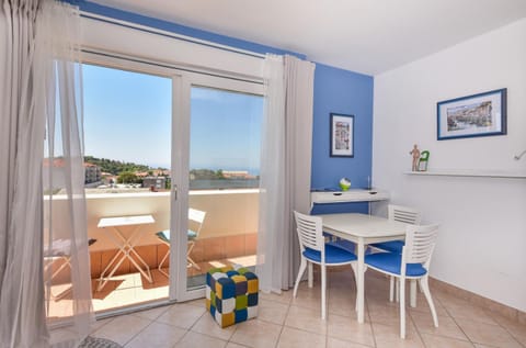 TV and multimedia, Coffee/tea facilities, Balcony/Terrace, Seating area, Dining area, City view, Mountain view, Sea view, Street view