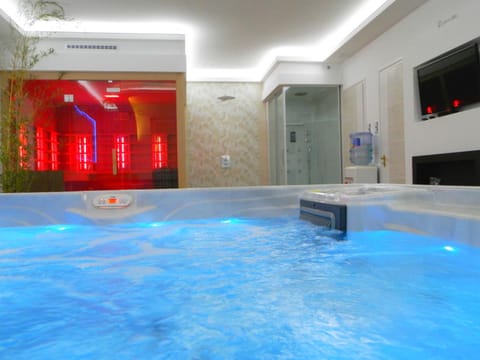 Hot Tub, Sauna, Steam room