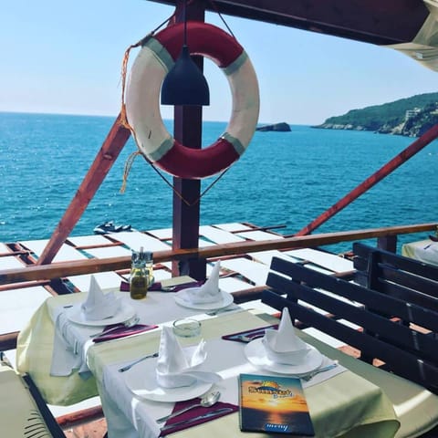 Restaurant/places to eat, Sea view