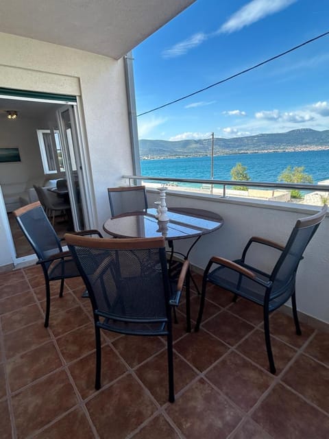 Natural landscape, View (from property/room), Balcony/Terrace, Seating area, Sea view