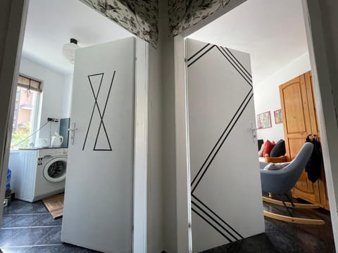 Photo of the whole room, kitchen