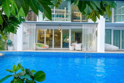 Property building, Photo of the whole room, Pool view