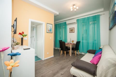 TV and multimedia, Living room, Seating area, Dining area