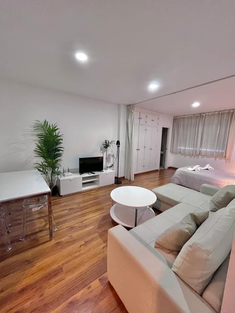Communal lounge/ TV room, Bed, TV and multimedia, Living room