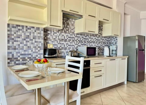 Coffee/tea facilities, Kitchen or kitchenette, Dining area, dishwasher, oven, stove