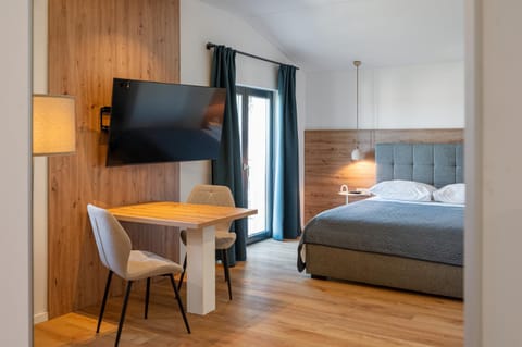 Bed, TV and multimedia, Living room, Photo of the whole room, Seating area, Bedroom, hair dresser