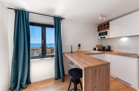 Coffee/tea facilities, Kitchen or kitchenette, Sea view, stove