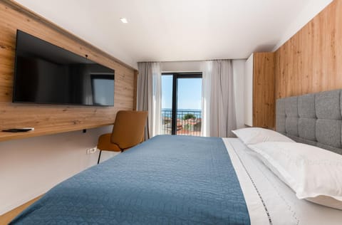 Bed, TV and multimedia, Bedroom