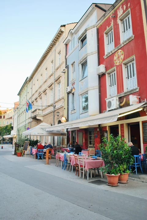 Property building, Facade/entrance, Street view, Location