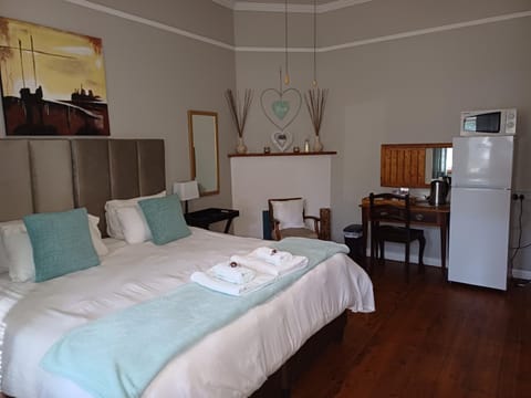 Kitchen or kitchenette, Bedroom