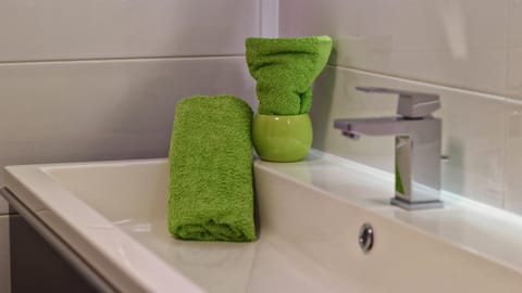 Bathroom, Decorative detail, towels