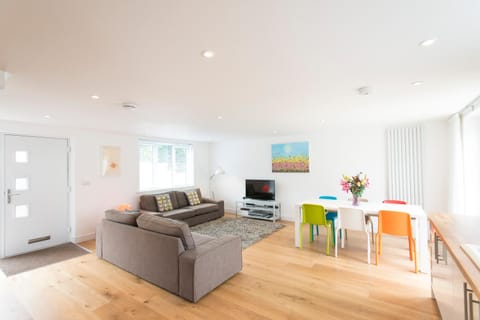 TV and multimedia, Living room, Seating area, Dining area