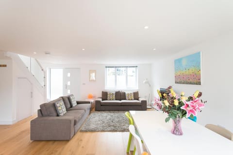 TV and multimedia, Living room, Seating area, Dining area