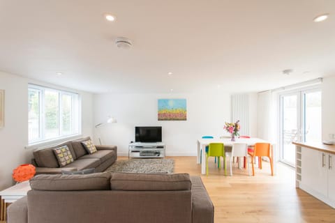 TV and multimedia, Living room, Seating area, Dining area